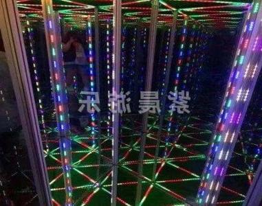 科技馆镜子迷宫原理由数百个镜子和玻璃组成，